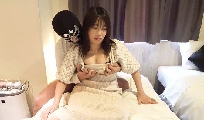 ※14日まで初回限定80％OFF※【顔出し・無修正】いつも旦那の自慢をしていて浮気したことないと豪語する人妻なので、本当に浮気するのが嫌だったのでしょう。しかし激しく突かれるとその我慢も虚しく声が溢れ